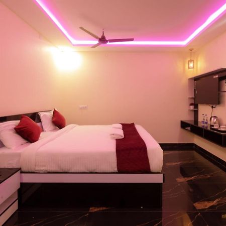 Beestay Hotels Elite Park ตีรูปาติ ภายนอก รูปภาพ