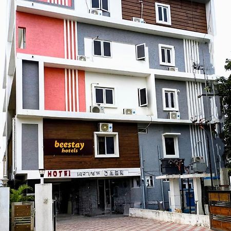 Beestay Hotels Elite Park ตีรูปาติ ภายนอก รูปภาพ