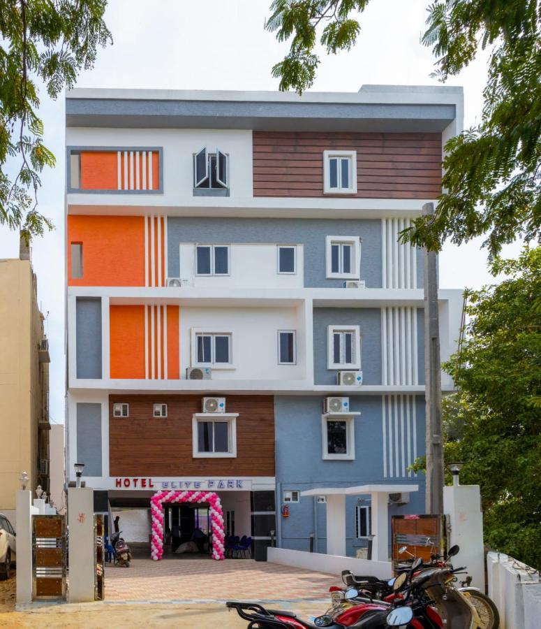 Beestay Hotels Elite Park ตีรูปาติ ภายนอก รูปภาพ