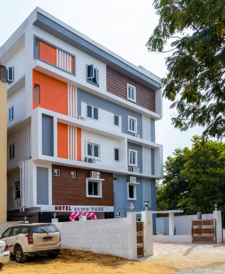 Beestay Hotels Elite Park ตีรูปาติ ภายนอก รูปภาพ