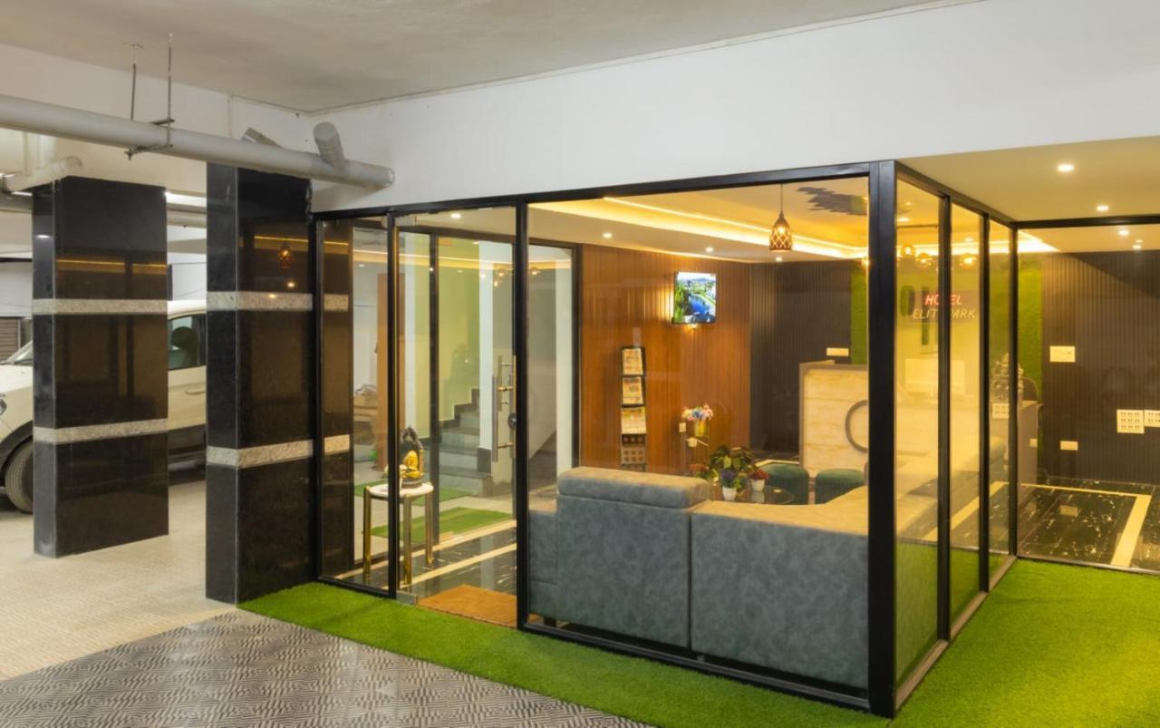 Beestay Hotels Elite Park ตีรูปาติ ภายนอก รูปภาพ