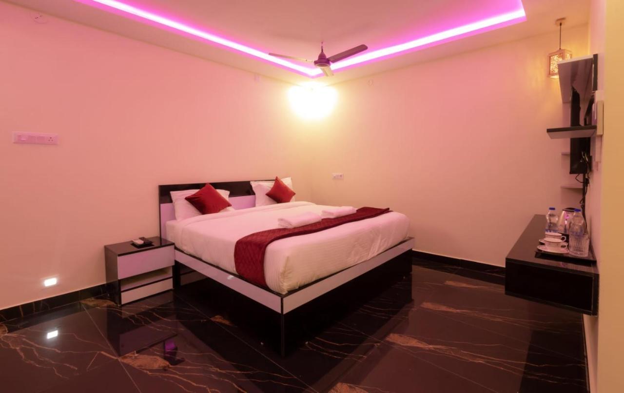 Beestay Hotels Elite Park ตีรูปาติ ภายนอก รูปภาพ
