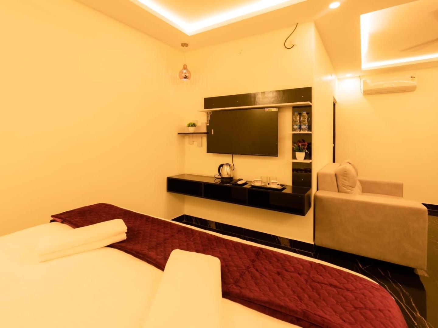 Beestay Hotels Elite Park ตีรูปาติ ภายนอก รูปภาพ