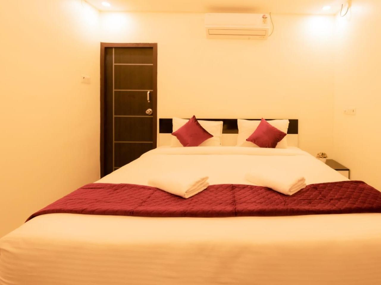Beestay Hotels Elite Park ตีรูปาติ ภายนอก รูปภาพ
