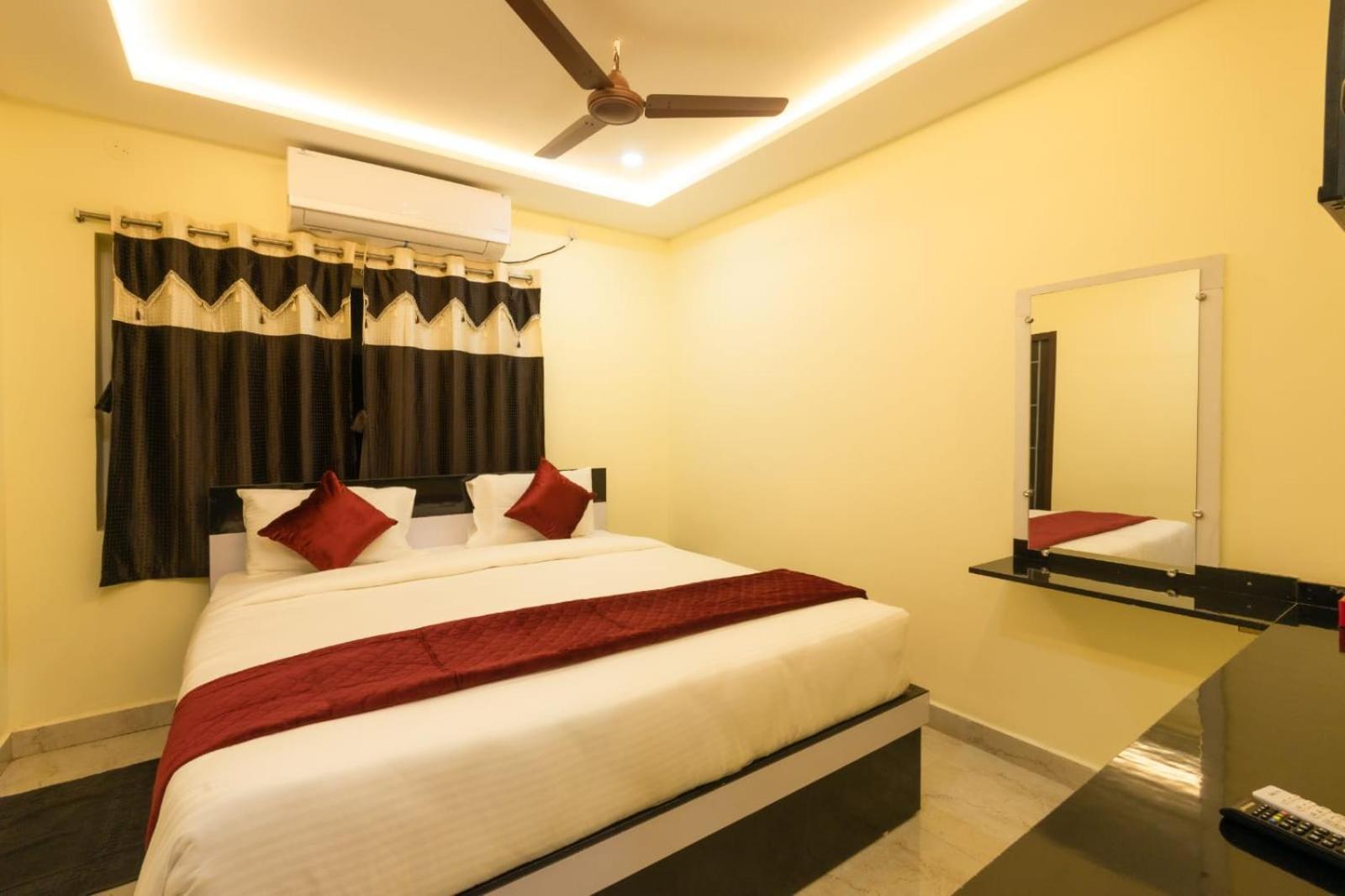 Beestay Hotels Elite Park ตีรูปาติ ภายนอก รูปภาพ