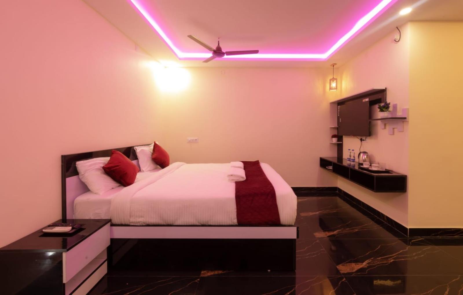 Beestay Hotels Elite Park ตีรูปาติ ภายนอก รูปภาพ