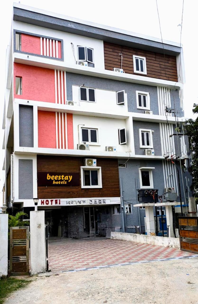 Beestay Hotels Elite Park ตีรูปาติ ภายนอก รูปภาพ